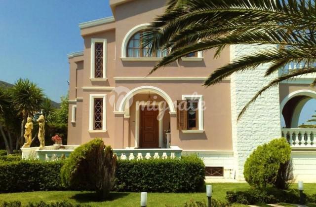 Вилла в классическом стиле в Греции