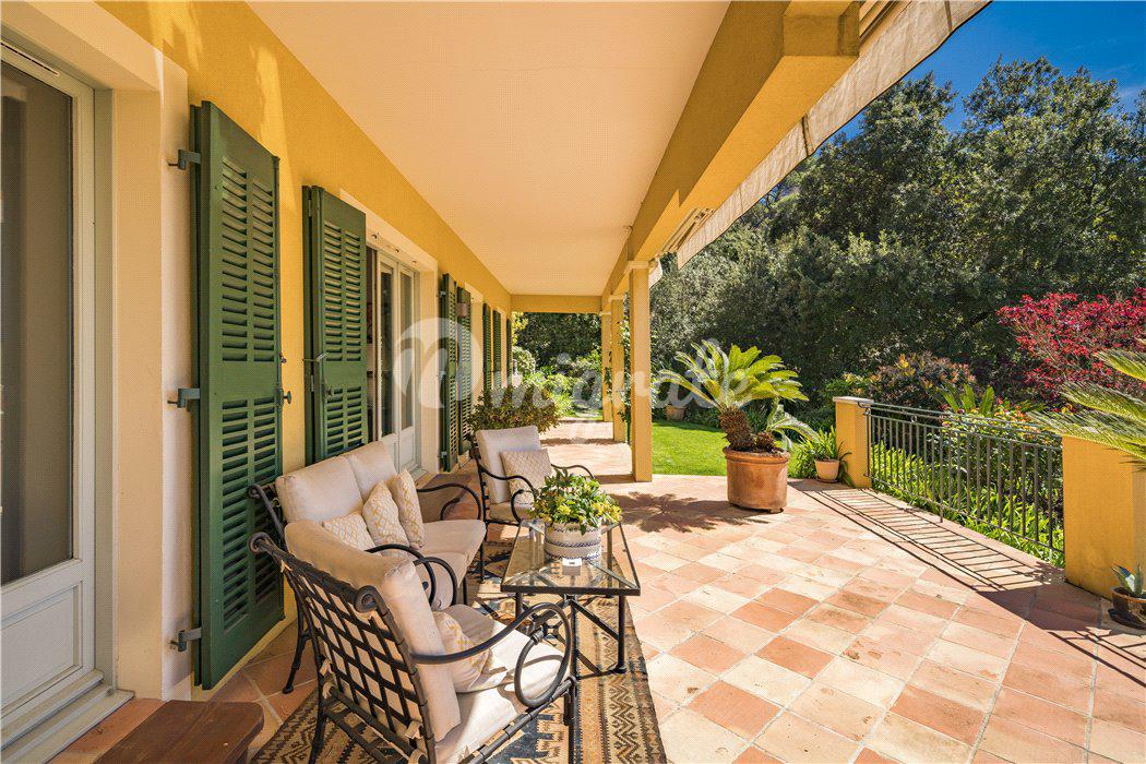 Вилла в Mougins, Alpes-Maritimes, Cote D