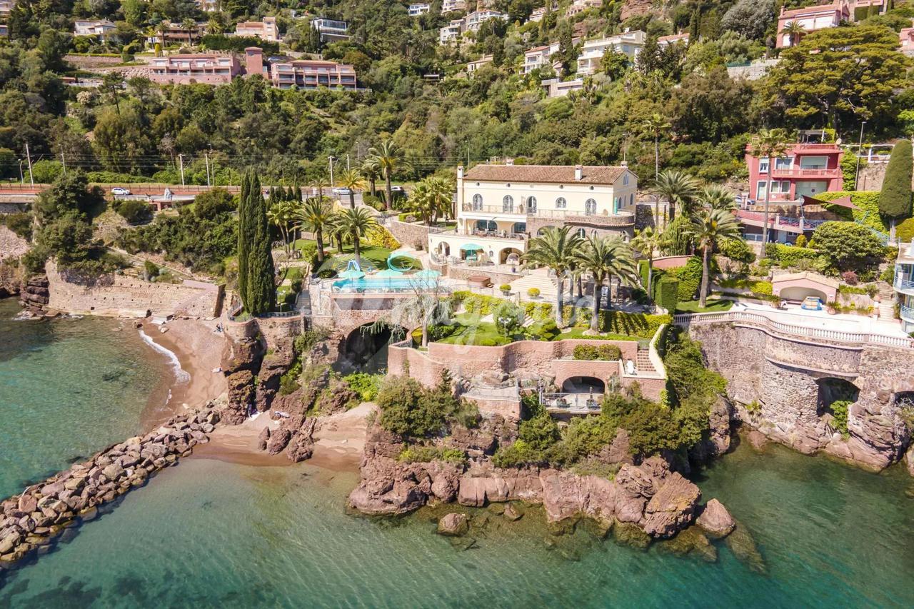 Вилла на побережье в Теуль-сюр-Мер (Reference : 6849)