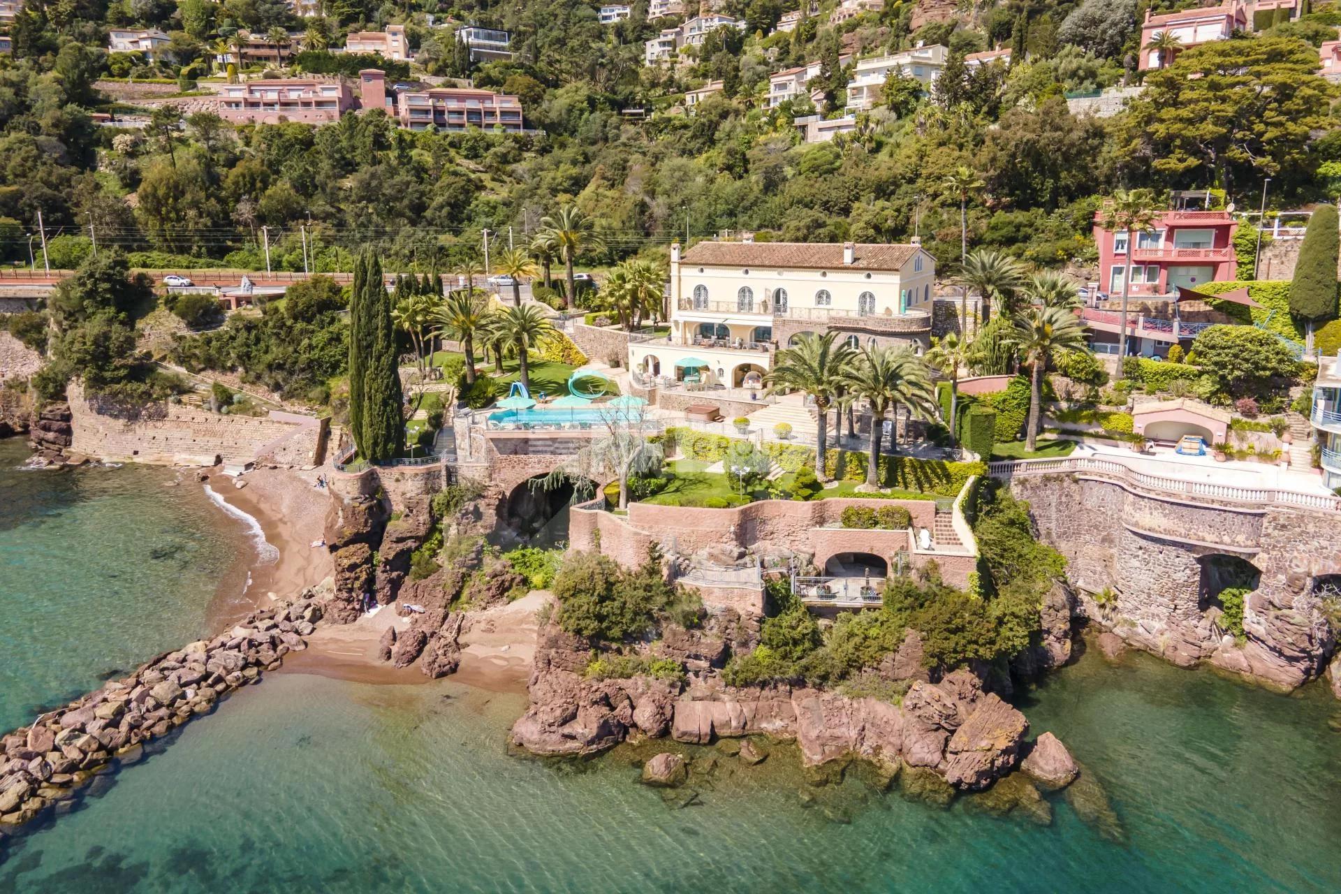 Вилла на побережье в Теуль-сюр-Мер (Reference : 6849)