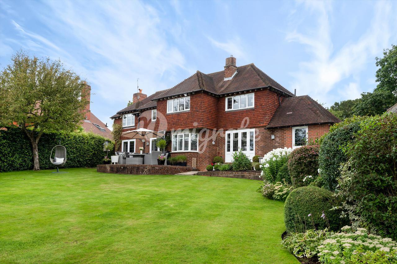 Вилла в Holmehurst, Dedswell Drive, West Clandon, Guildford, Surrey, GU4