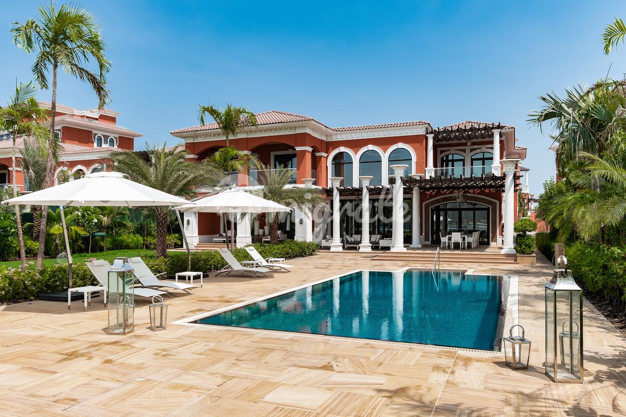 Роскошная вилла в новом закрытом комплексе на побережье Залива