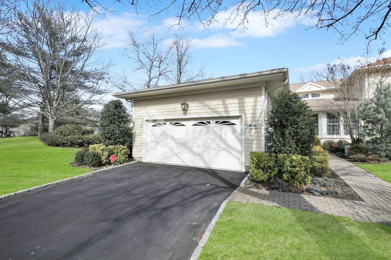 Кондоминиум в 350 Baltustrol Circle, 350 - North Hills, New York