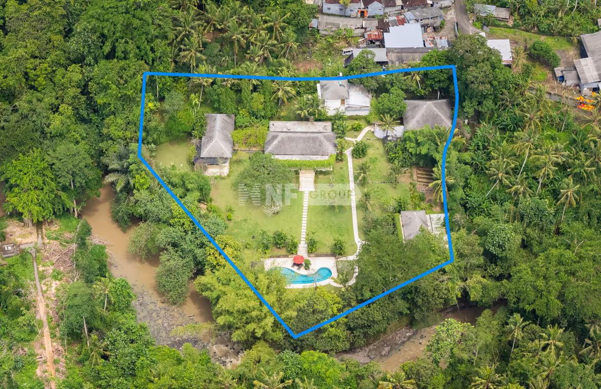 Secluded riverfront estate in Wanasara