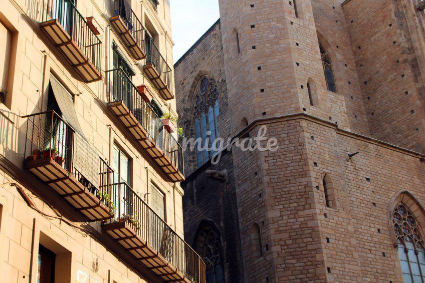 Жилой комплекс рядом с собором Санта-Мария-дель-Мар (Modern condominium near Santa Maria del Mar)