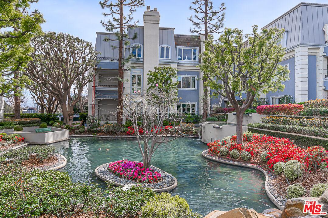 Кондоминиум в 10120 Empyrean Way, 104 - Westwood / Century City, California