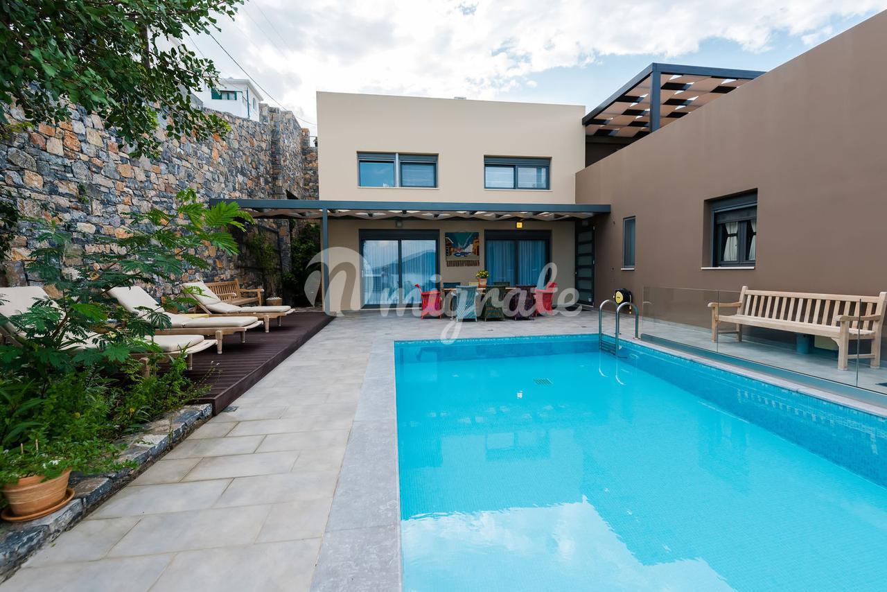 Вилла с видом на море в Элунде