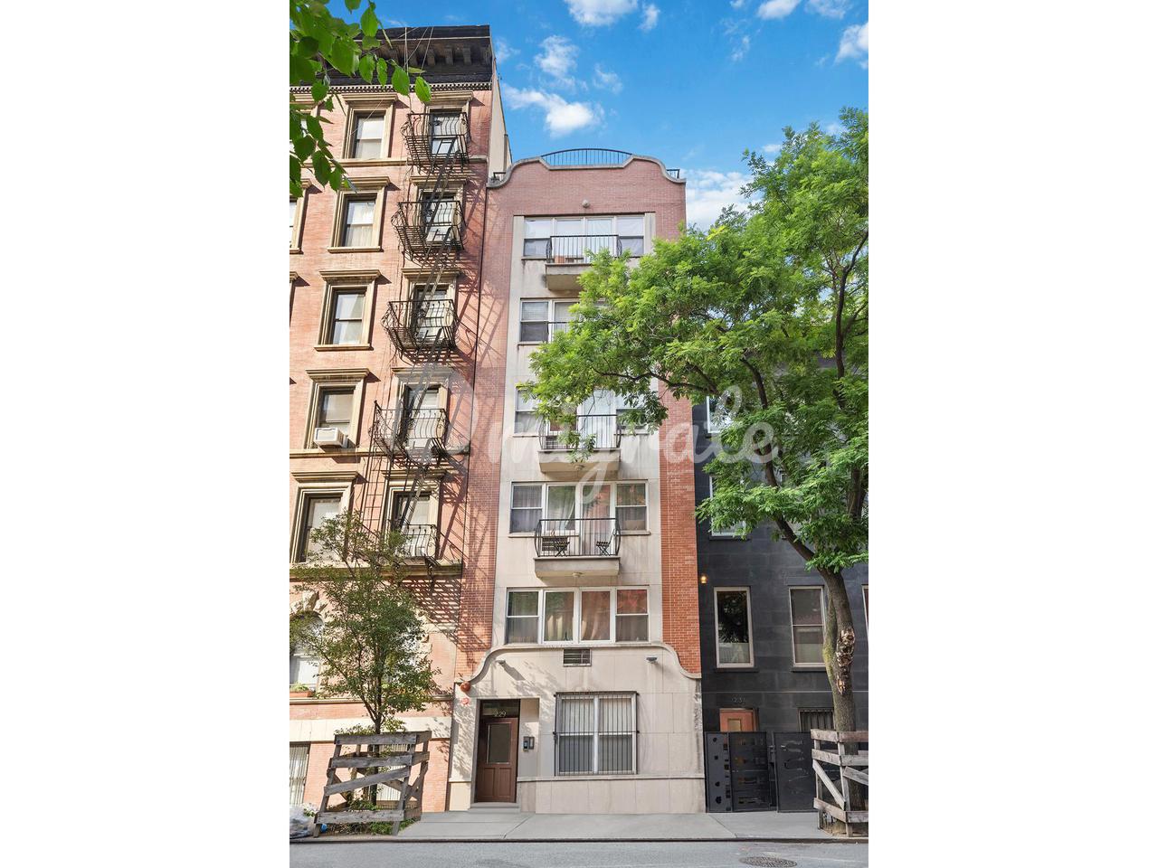 Вилла в 229 E 35TH ST, BLD - Murray Hill, New York