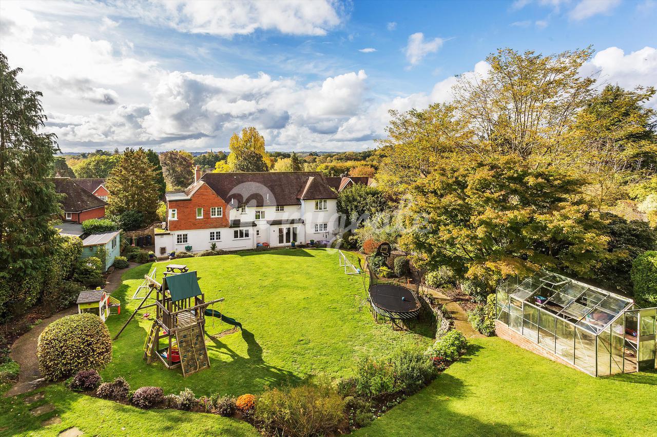 Вилла в Clifford Manor Road, Guildford, Surrey, GU4