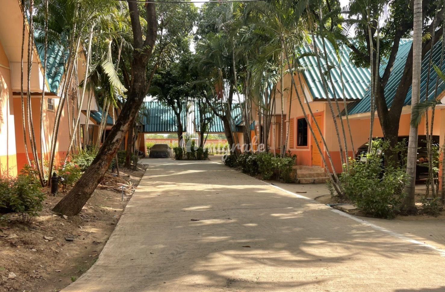 4 спален Гостиница на продажу (Hotel for Sale next to the Main Road in Bang Pa-In)