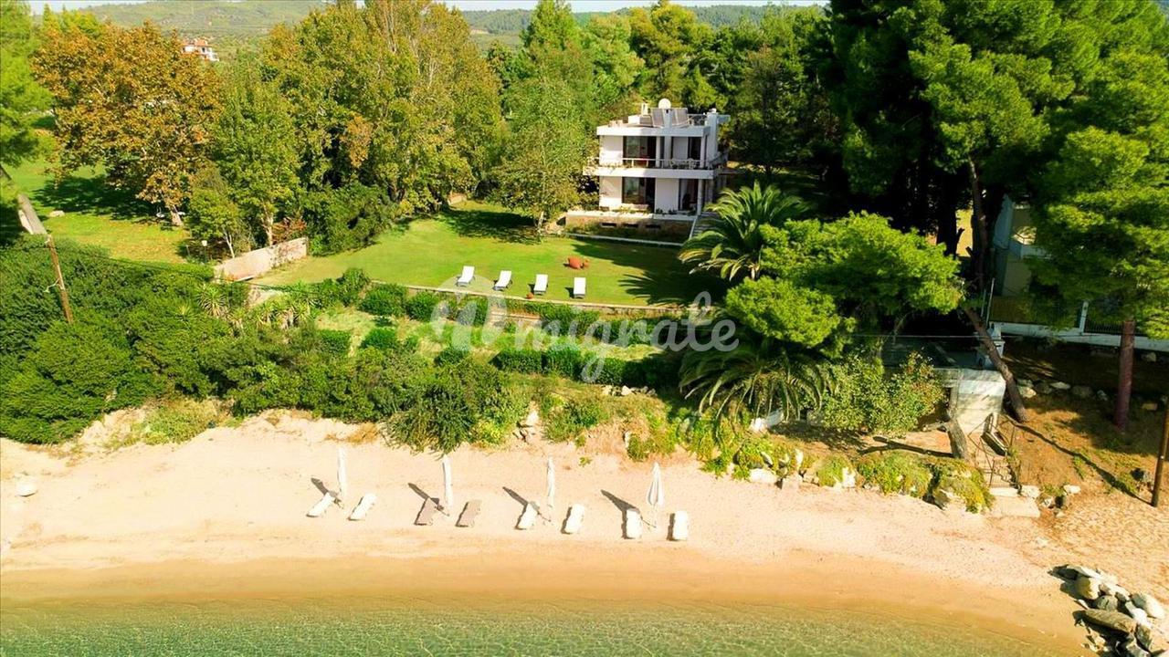 Вилла с частным пляжем