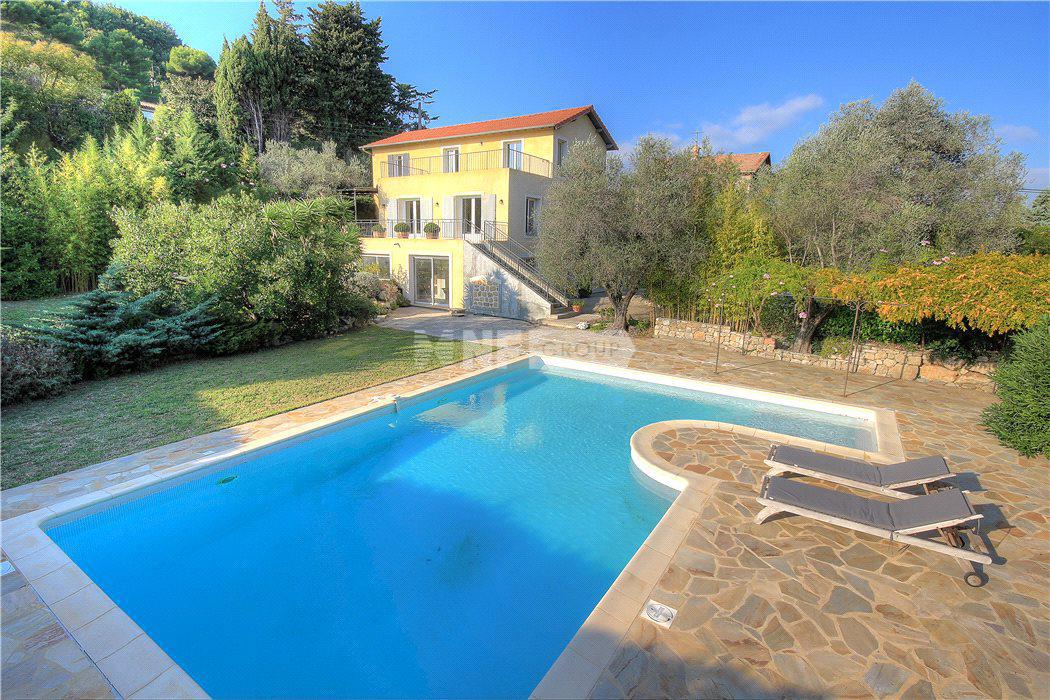 Вилла с 4 спальнями в Мужен