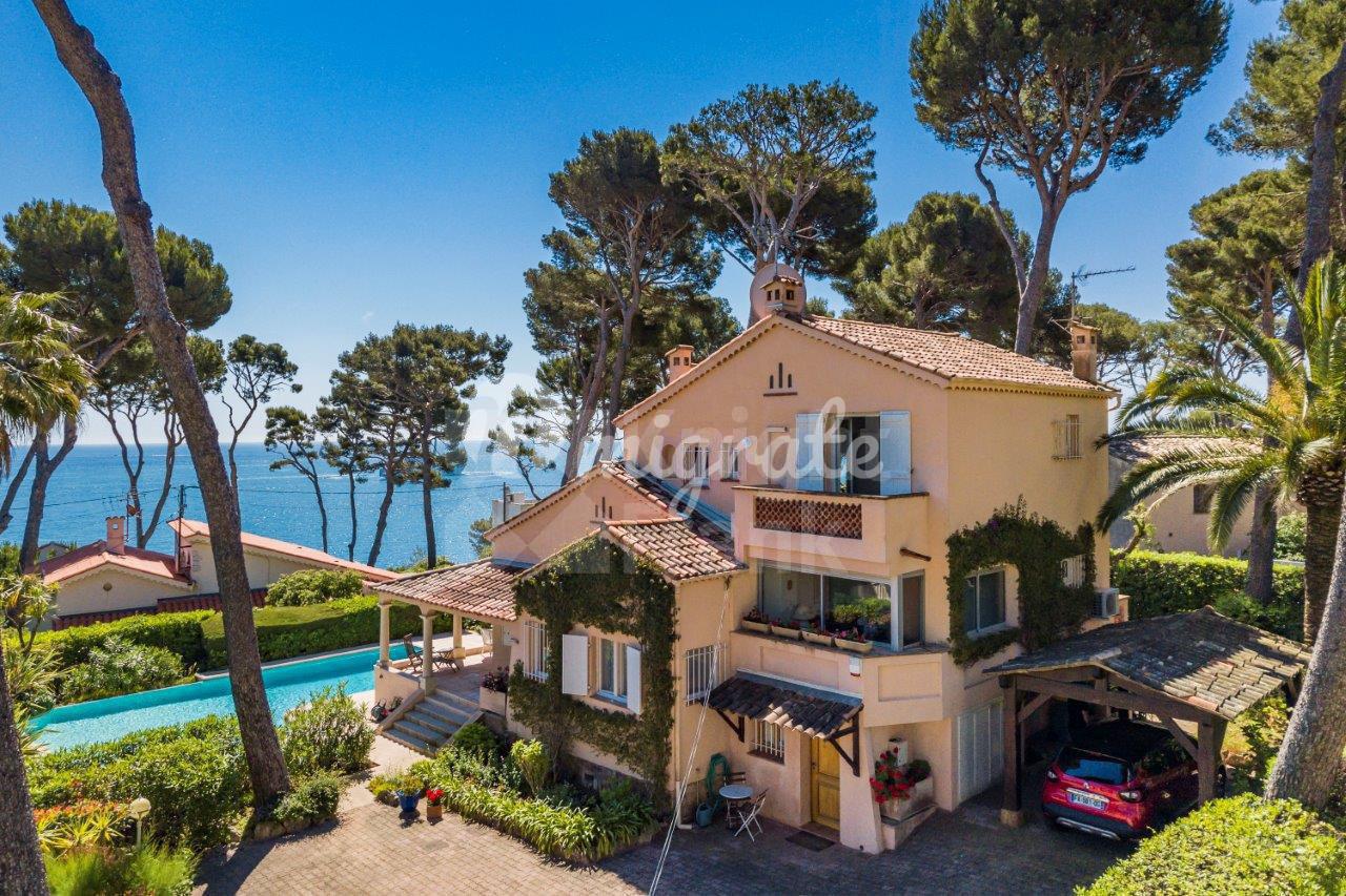 Превосходная вилла у моря на Кап д