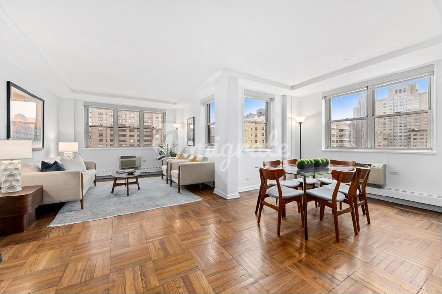 Вилла в Randall House, 63 E 9TH ST, 10R - Greenwich Village, New York