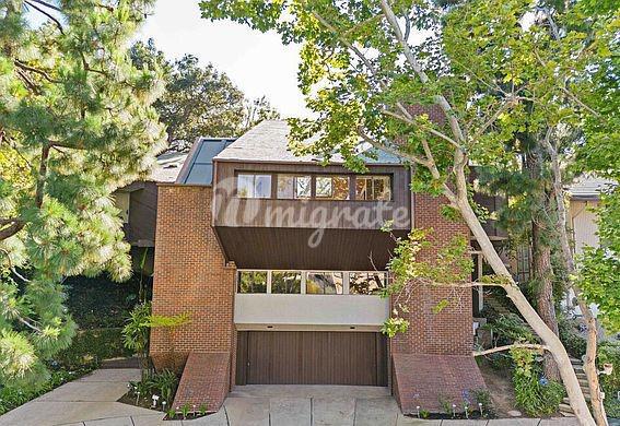 Уникальный дом в престижном районе Лос-Анджелеса (1051 Angelo Dr, Beverly Hills, CA 90077)