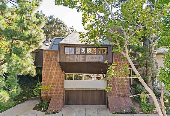Уникальный дом в престижном районе Лос-Анджелеса (1051 Angelo Dr, Beverly Hills, CA 90077)