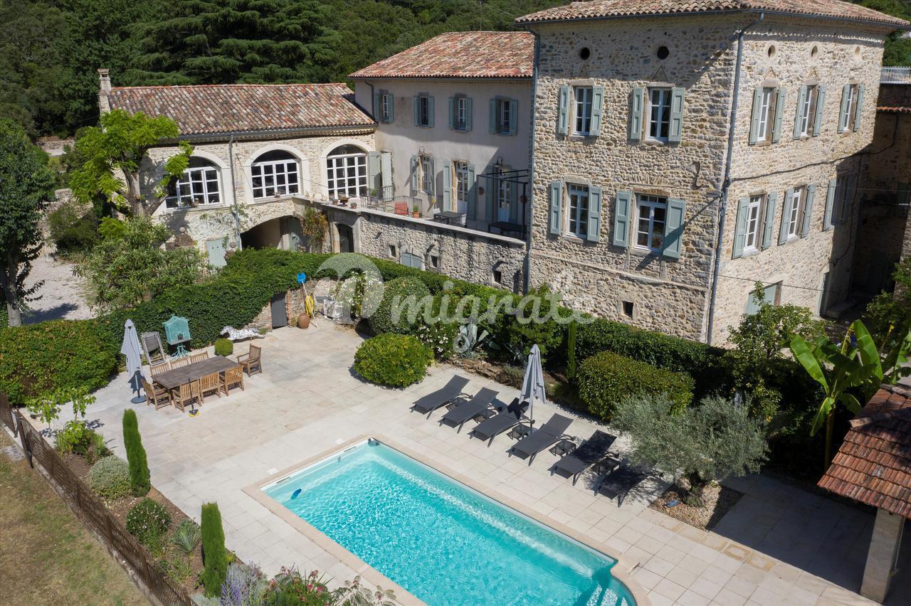 Castle в Barjac, Gard, Languedoc-Roussillon