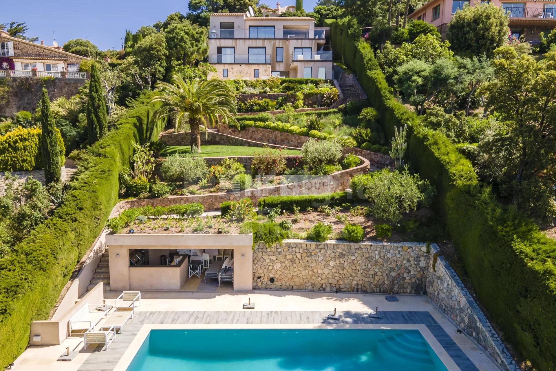 Вилла с панорамным видом на море и горы (Reference : 8097)