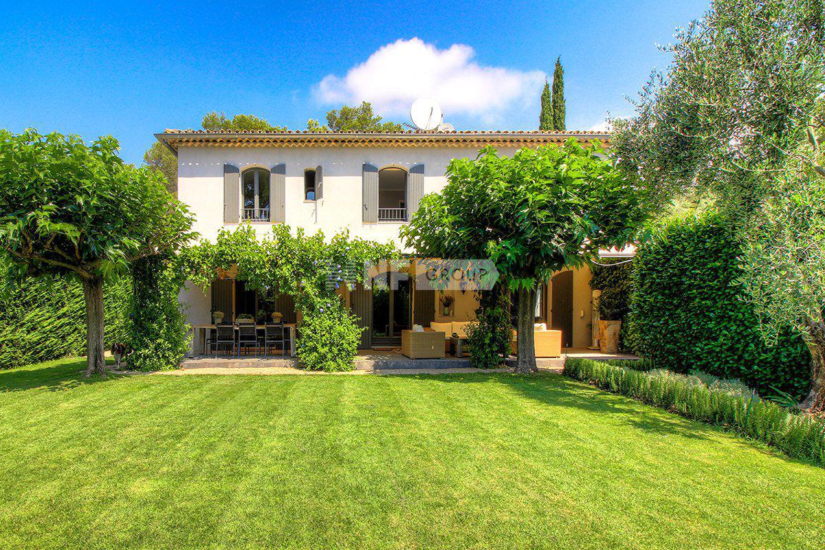 Современная вилла в Мужен