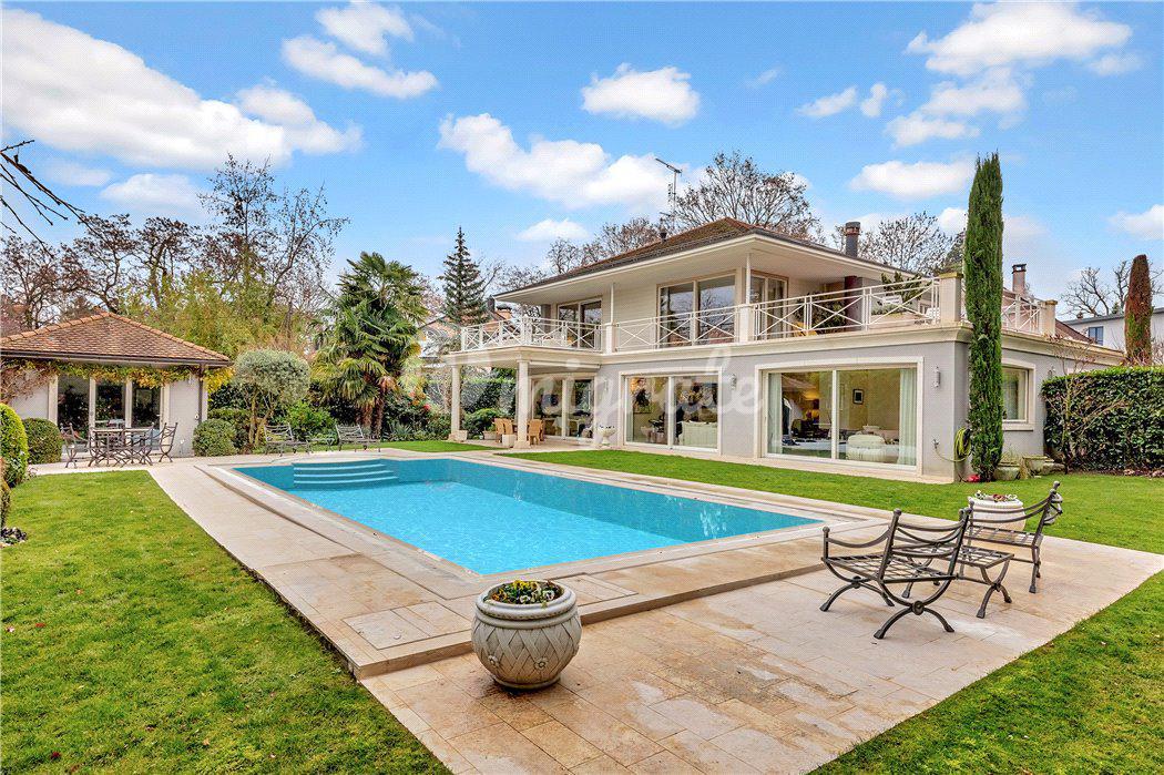 Роскошная вилла рядом с озером в Коллонж-Бельрив