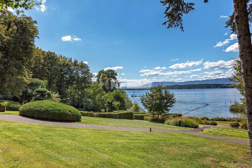 Вилла с частным пляжем в Коллонж-Бельрив (Naef Ref.29930)