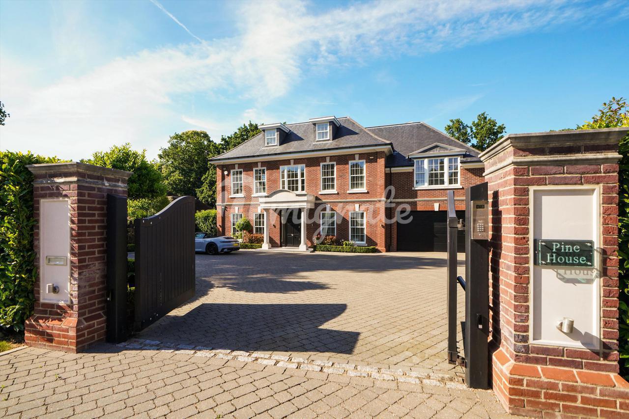 Вилла в Godolphin Road, Weybridge, Surrey, KT13