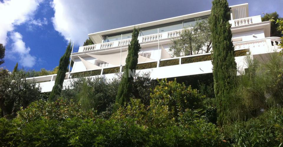 Роскошная вилла на побережье в Эз