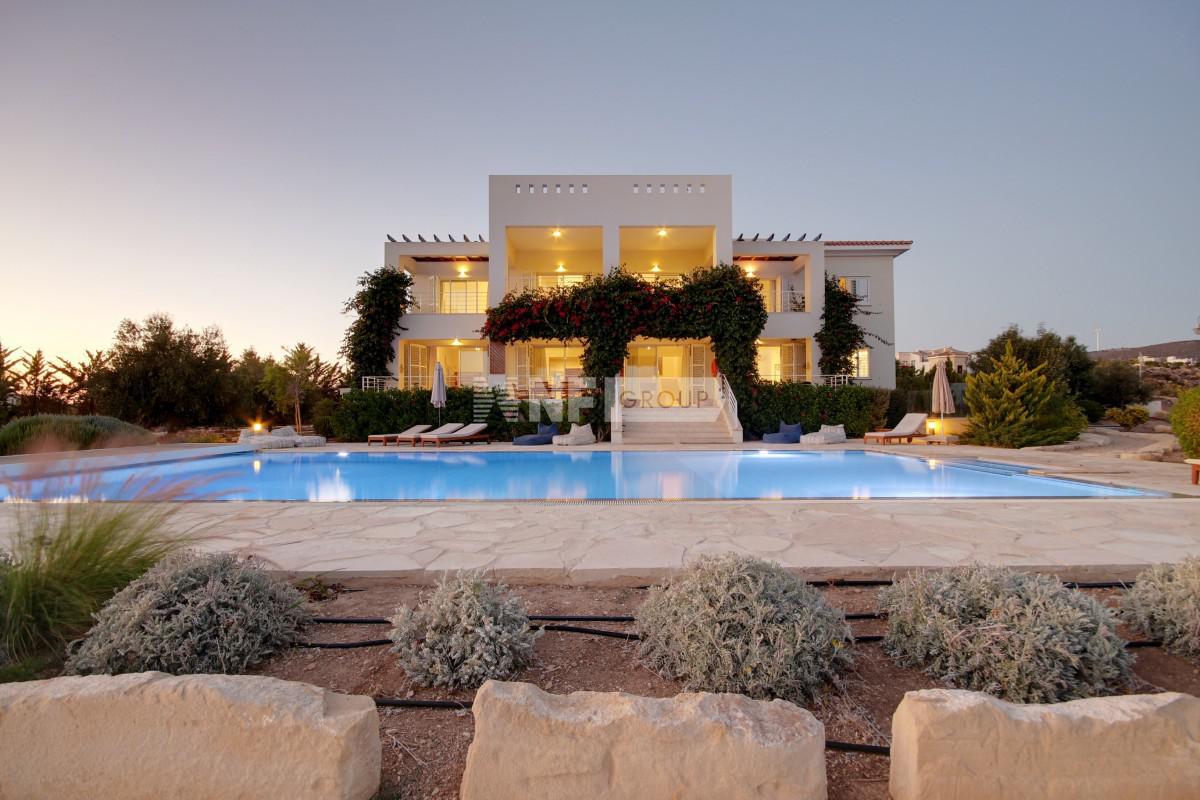 Вилла с видом на море и горы