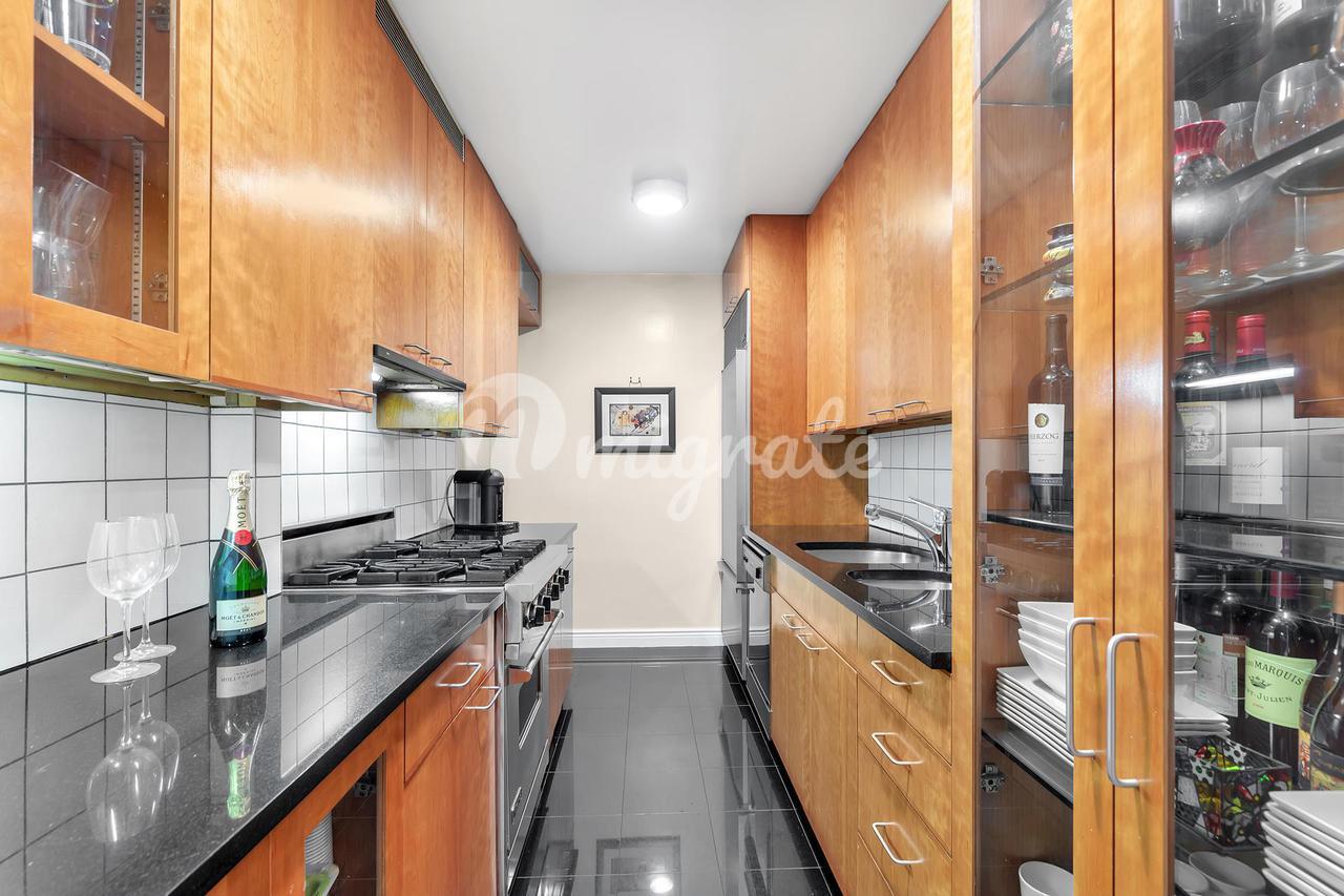 Продажа - Вилла в York River House, 1175 YORK AVE, 12F - Lenox Hill, New  York - в Нью-Йорке в США, цена $ 1 195 000 | KF.expert