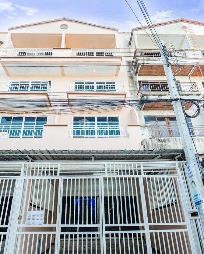 3 спален Дом на продажу (Lat Phrao 136 Near Tawanna market)