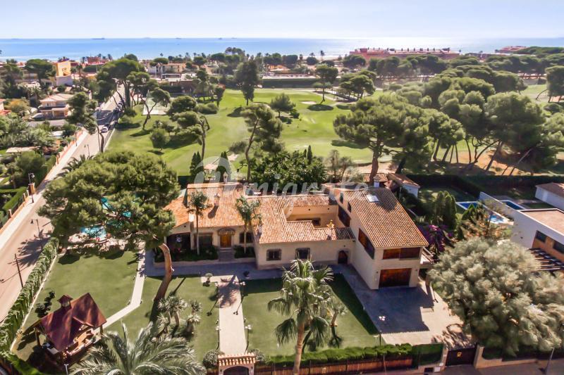 Роскошная вилла с видом на море в Испании