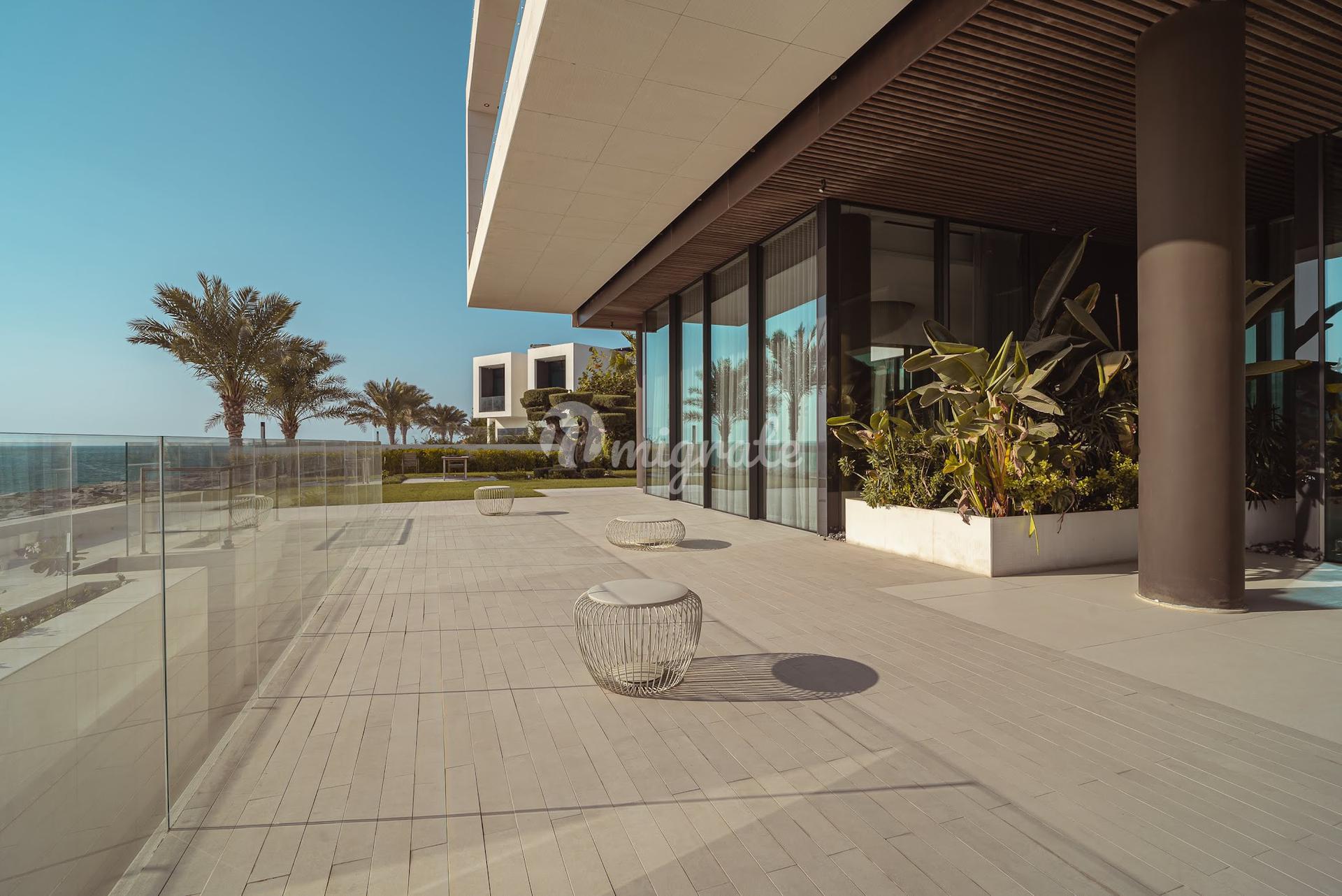 Вилла с 7 спальнями на Pearl Jumeirah (7 BR Mansion on Pearl Jumeirah)