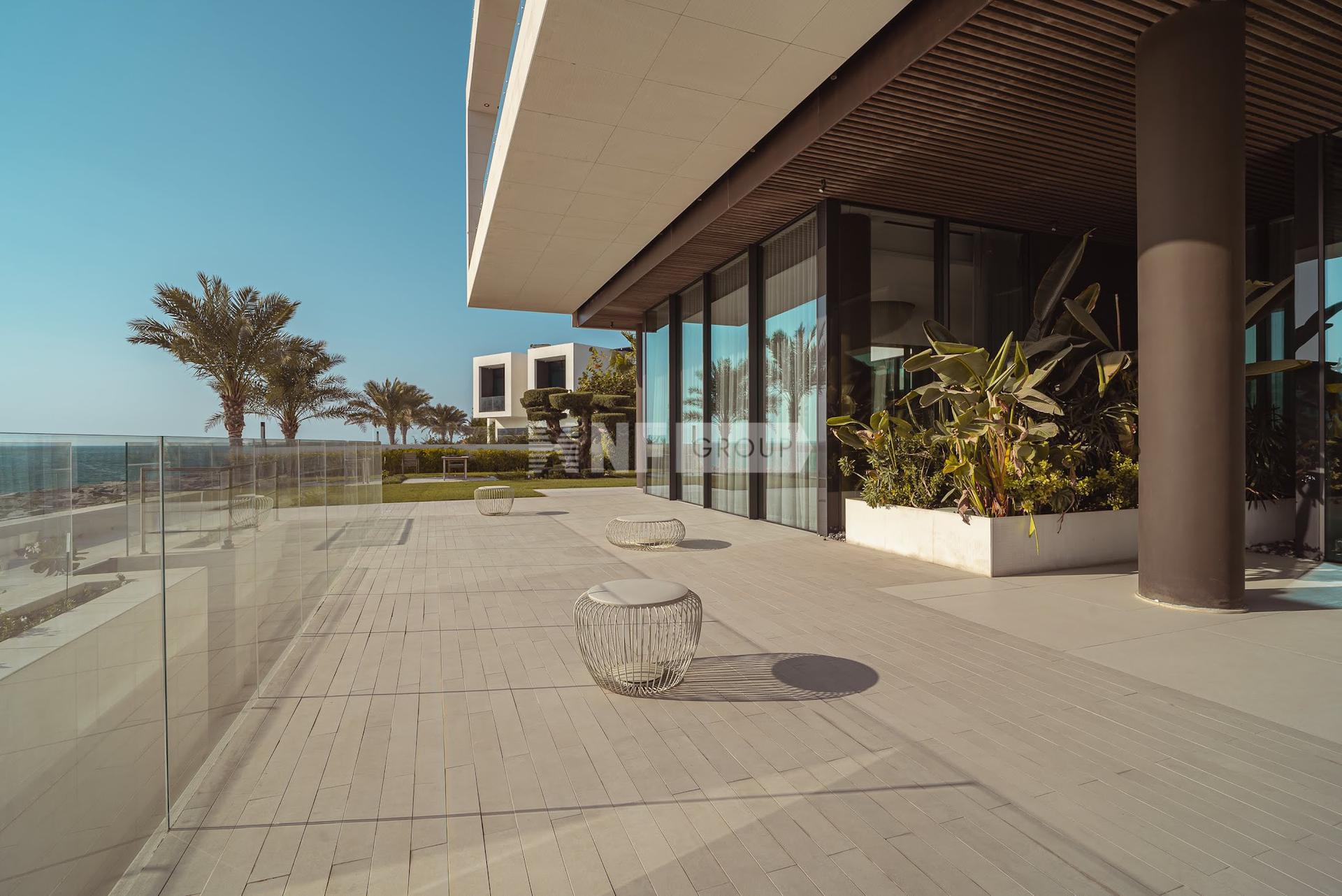 Вилла с 7 спальнями на Pearl Jumeirah (7 BR Mansion on Pearl Jumeirah)