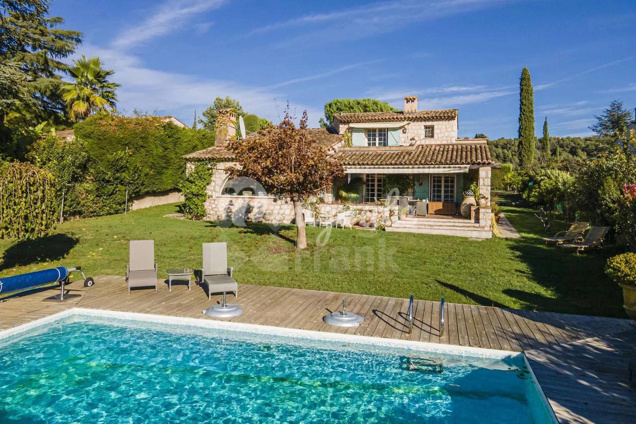 Каменная вилла с панорамным видом в Сен-Поль-де-Ванс (Immo Ref: 8456)