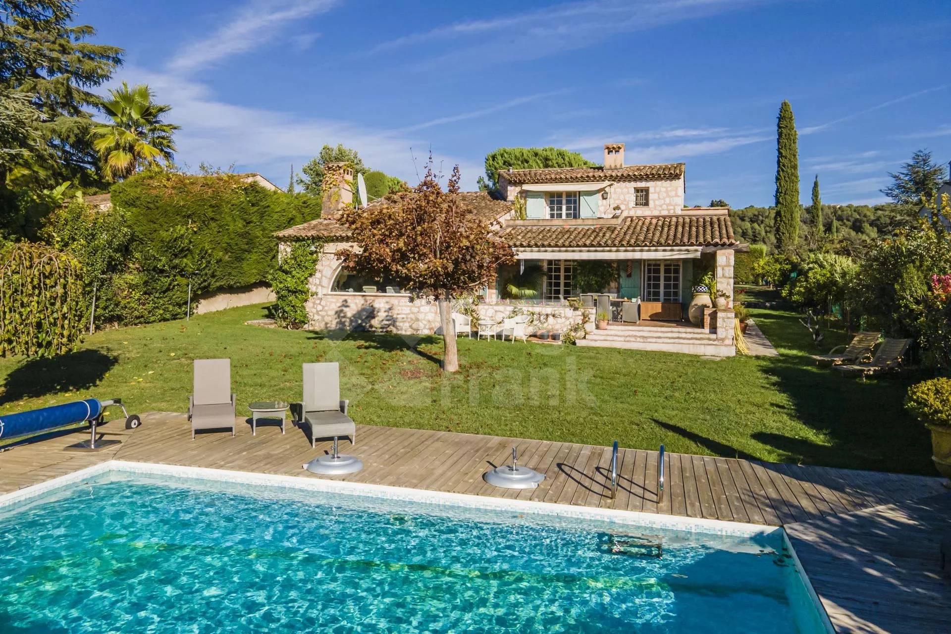 Каменная вилла с панорамным видом в Сен-Поль-де-Ванс (Immo Ref: 8456)