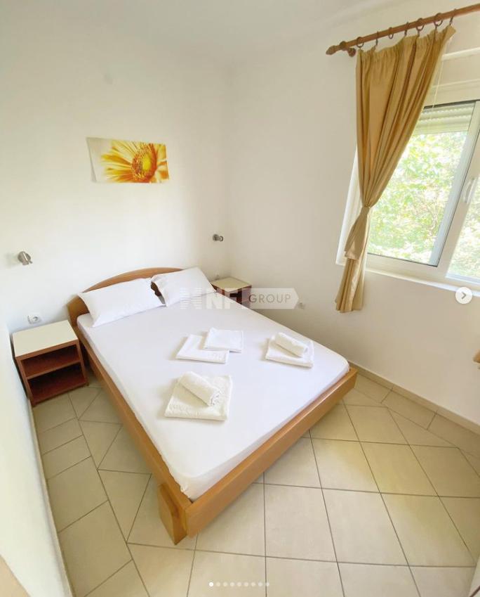 Дом с 6 отдельными квартирами в Добре Воде (House with 6 separate apartments in Dobre Vode)