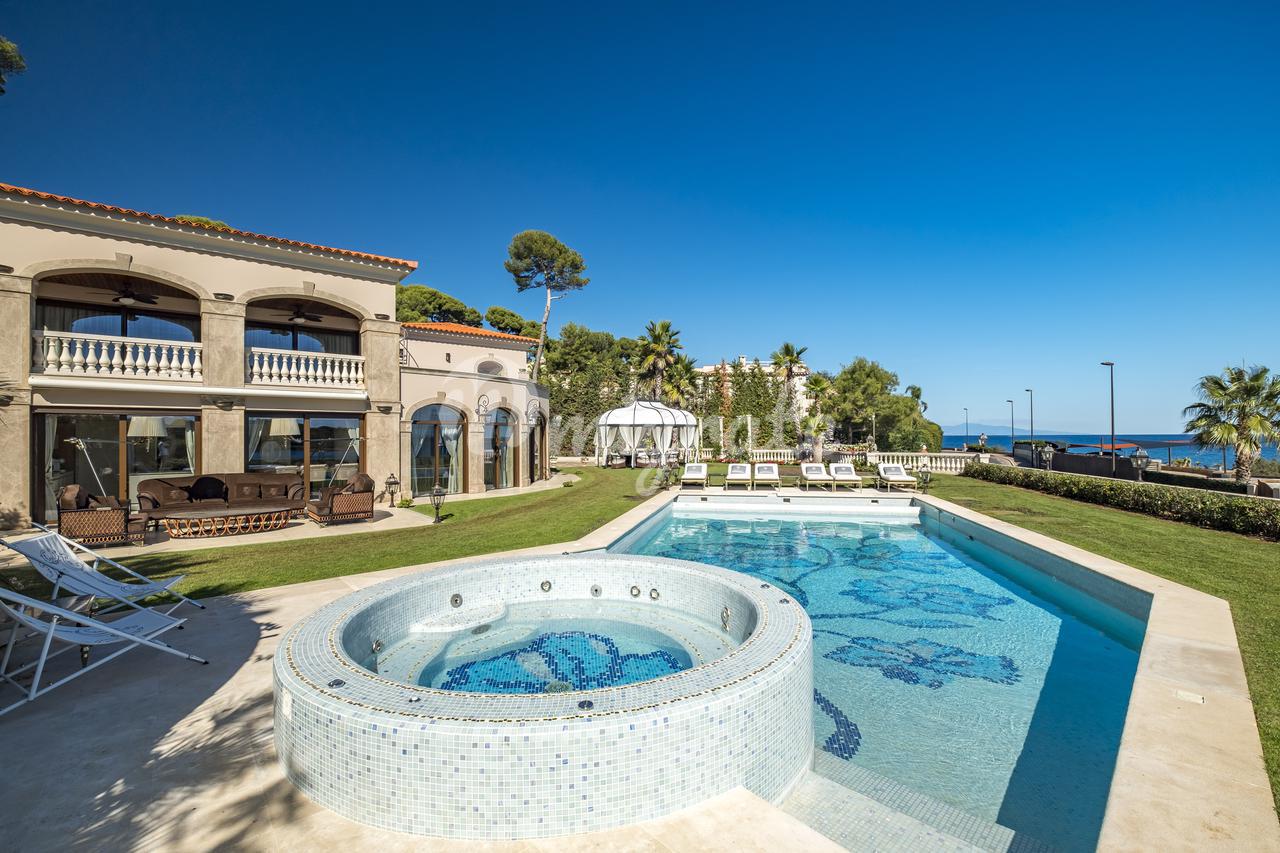 Вилла с частным пляжем в Кап д