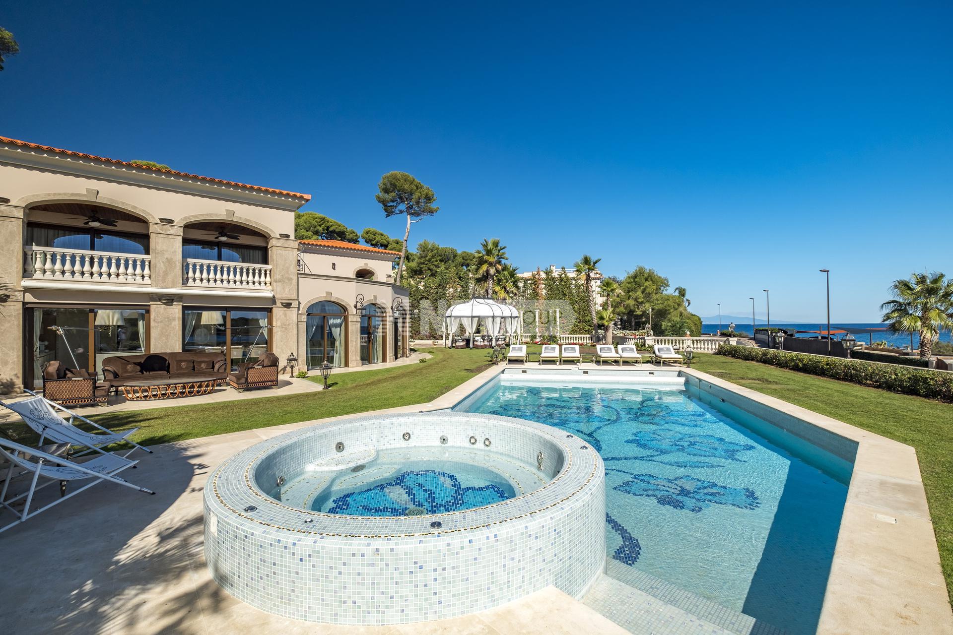 Вилла с частным пляжем в Кап д