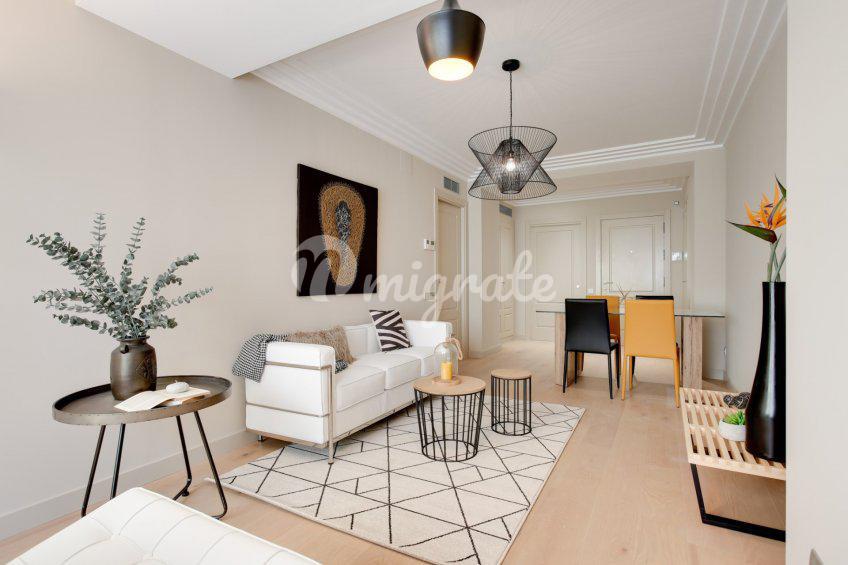 Современный жилой комплекс недалеко от Пасео де Грасия (Brand new condominium near Paceo de Gracia)
