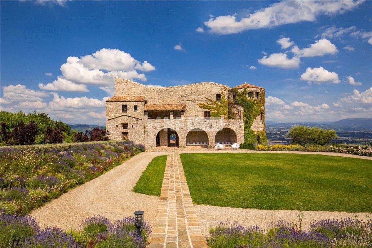 Замок на вершине холма (rsi190334)