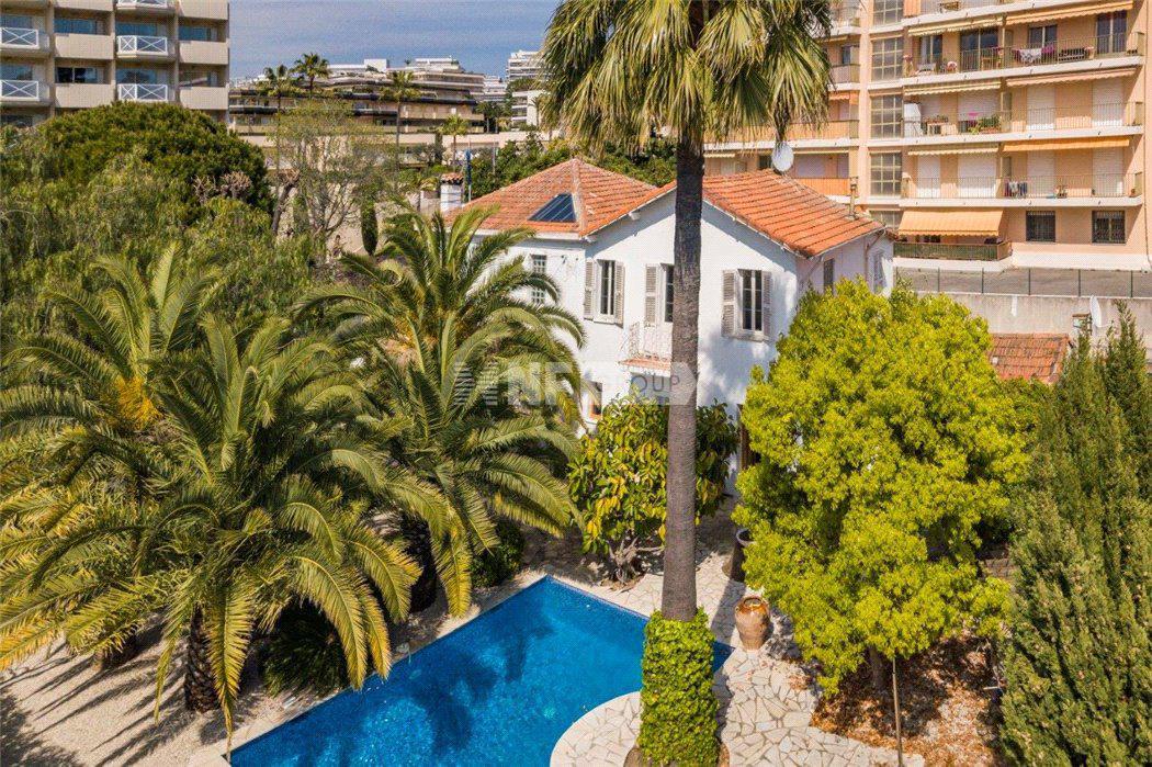 Вилла с 4 спальнями в Жуан-Ле-Пен