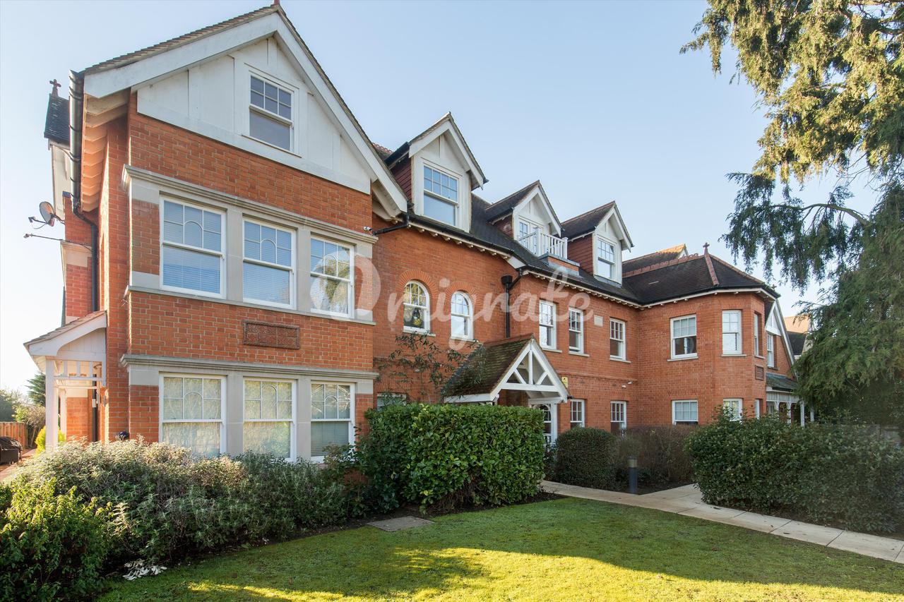 Апартамент в Apartment 10, Loxwood, 20 Oatlands Chase, Weybridge, Surrey, KT13 9SA