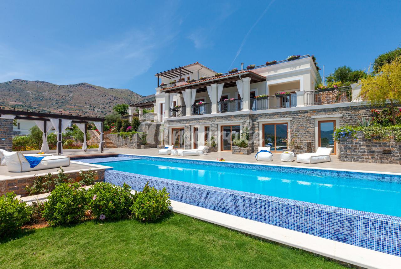 Вилла с собственным пляжем