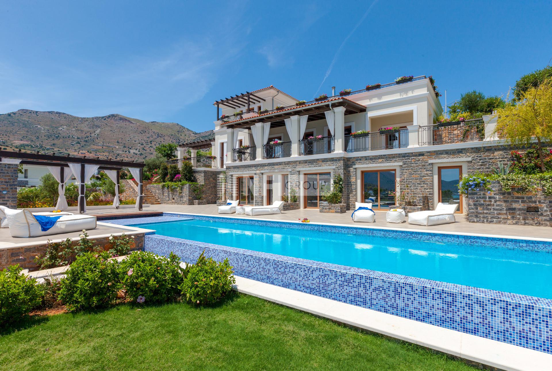 Вилла с собственным пляжем