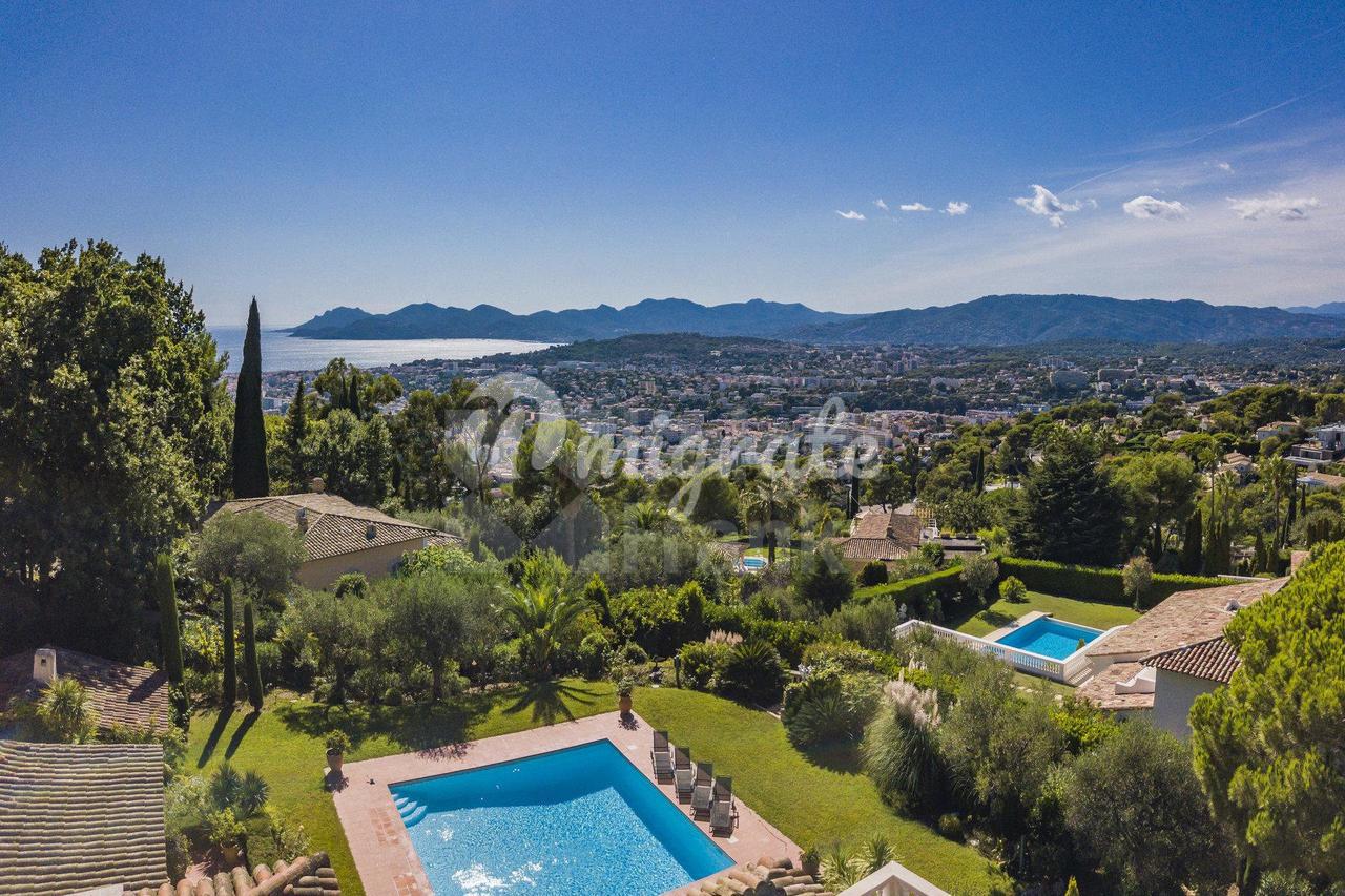 Вилла в закрытом поселке с панорамными видами на Канны