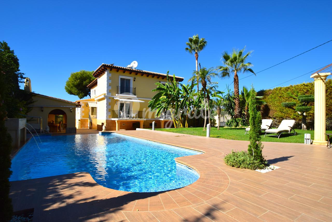 Вилла в престижной урбанизации в Бенидорм