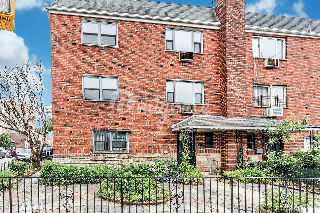 Вилла в 21-32 Hoyt Avenue - Astoria, New York