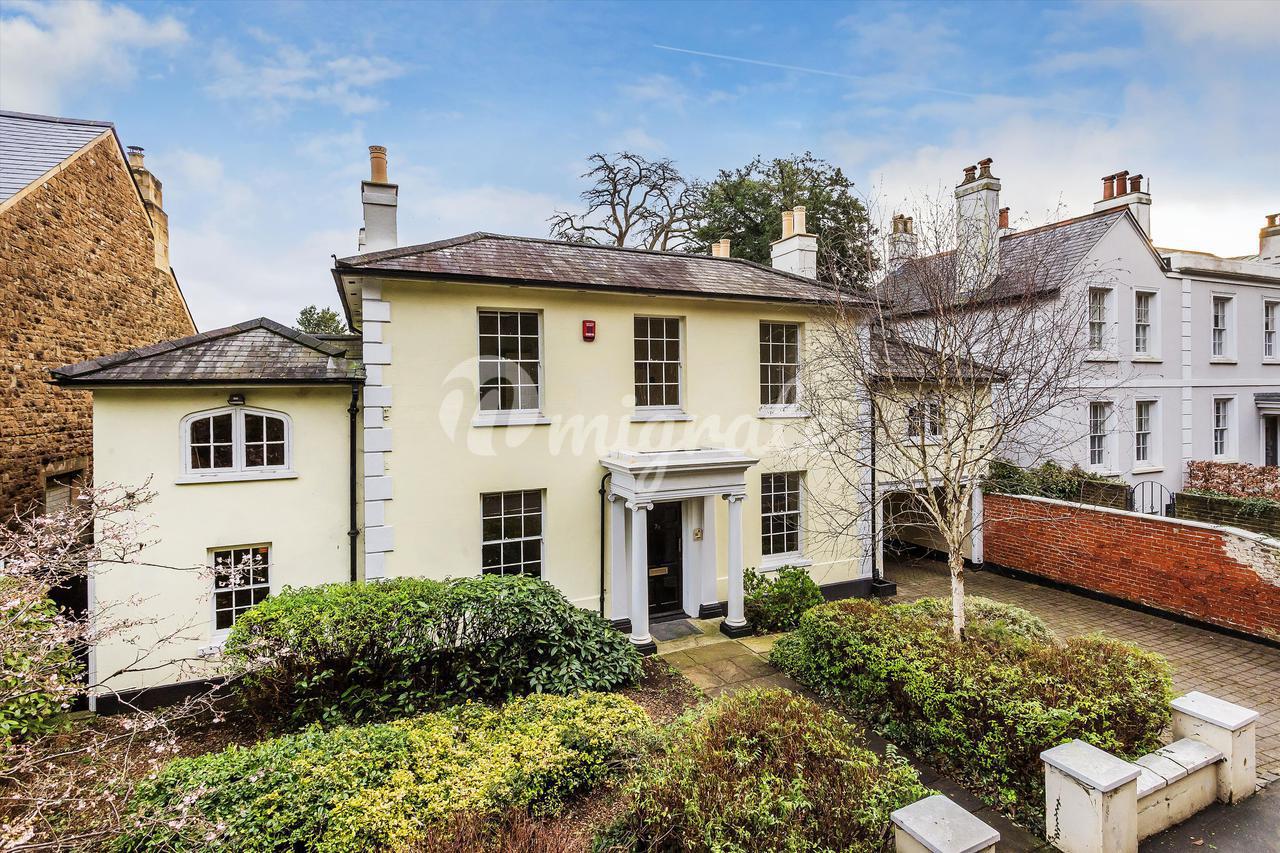 Вилла в Portsmouth Road, Guildford, Surrey, GU2