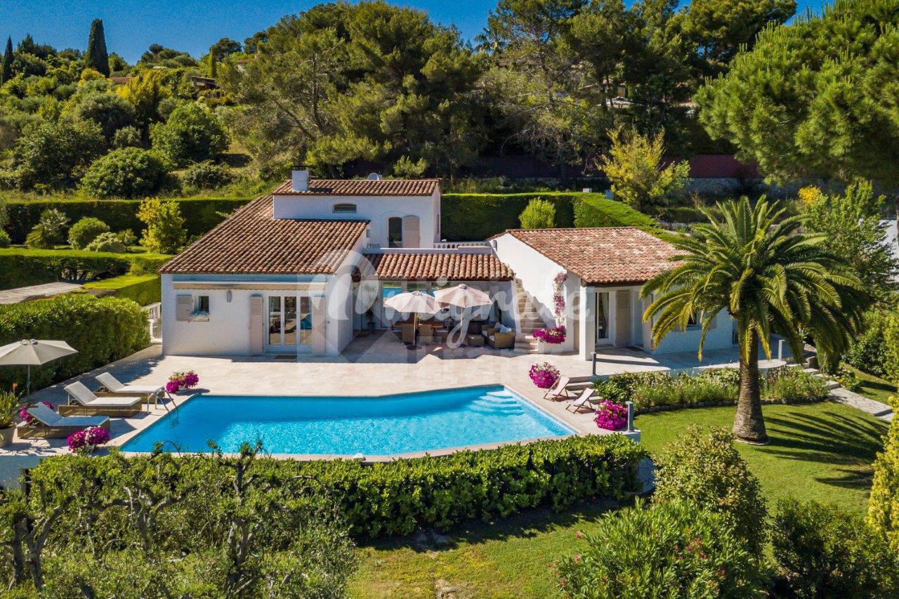 Современная вилла с бассейном в Мужен (Sovremennaya villa s bassejjnom v Muzhen)