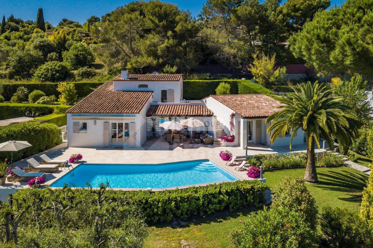 Современная вилла с бассейном в Мужен (Sovremennaya villa s bassejjnom v Muzhen)